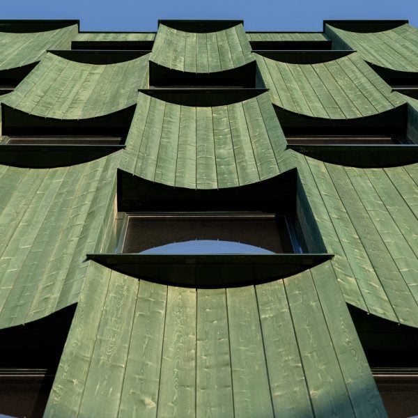 پانل های اداری منحنی پوشیده شده با چوب سبز در نروژ توسط Oslotre
